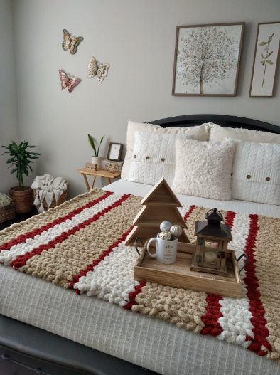 CHRISTMAS MORNING RED WHITE AND BROWN CHUNKY BLANKET
