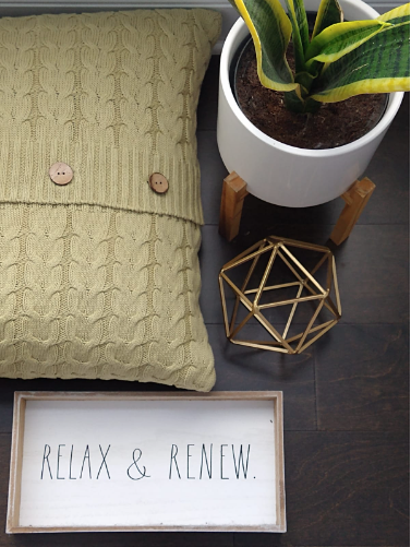 ELEGANT GREEN THROW PILLOW WITH BUTTONS