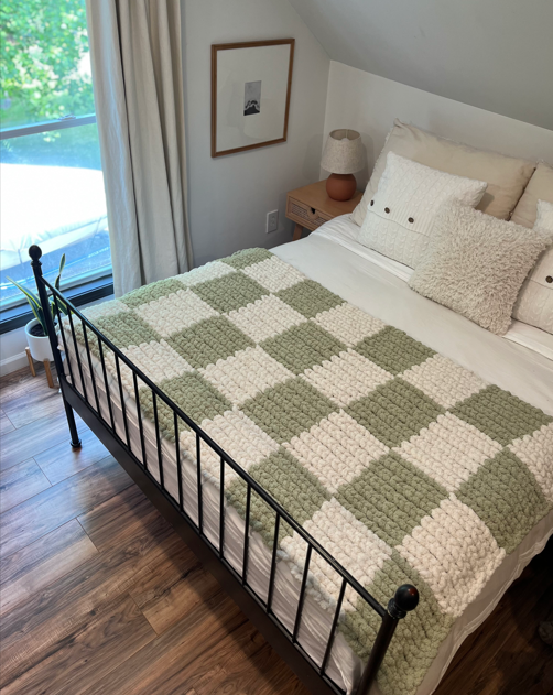 WHITE AND GREEN CHECKERED PATTERN BLANKET