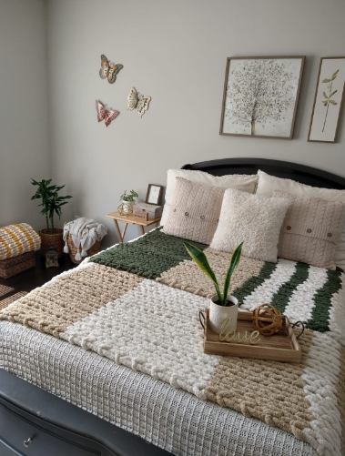 MEDIUM CHUNKY BLANKET GREEN BEIGE AND WHITE