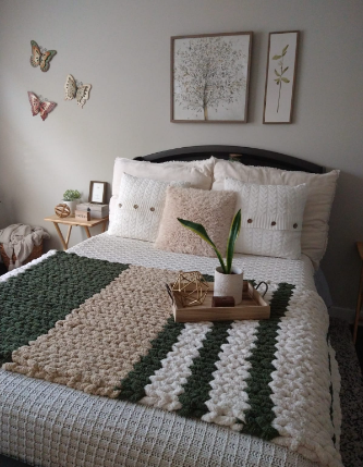 MEDIUM CHUNKY THROW BLANKET GREEN BEIGE AND WHITE