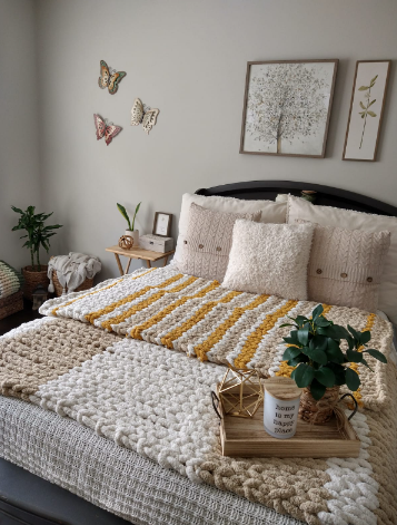 MEDIUM CHUNKY BLANKET YELLOW AND BEIGE